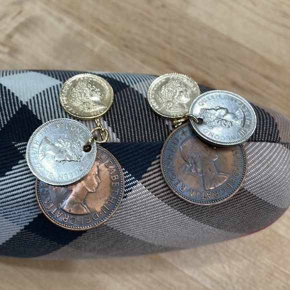Queen Elizabeth II Coin Clip On Earrings—Gorgeous!! Peruvian Coin on Top—EUC - Picture 4 of 8